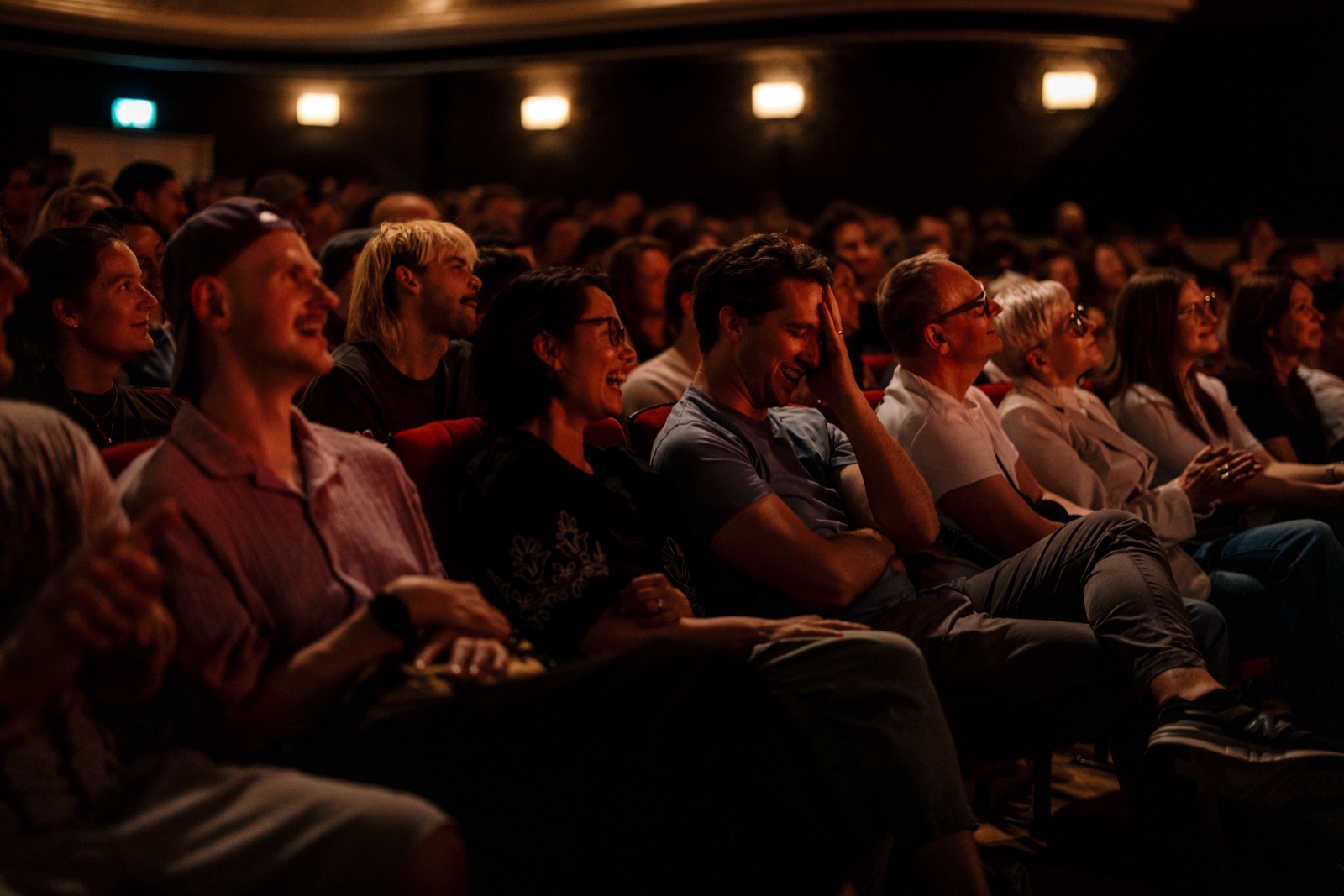 Lachendes Publikum im Theater