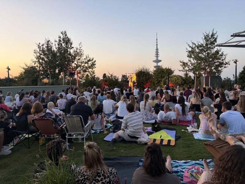 SCHNACK Stand-Up Open Air am Bunker, Publikum im Sonnenuntergang mit Fernsehturm, Hamburg