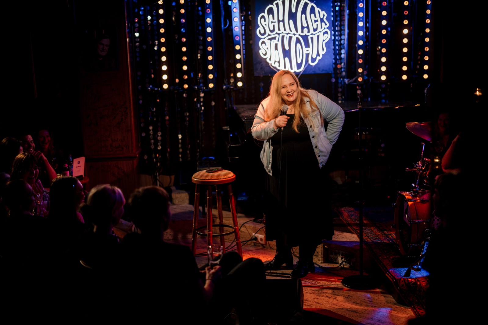 Comedienne mit Mikrofon auf der Bühne