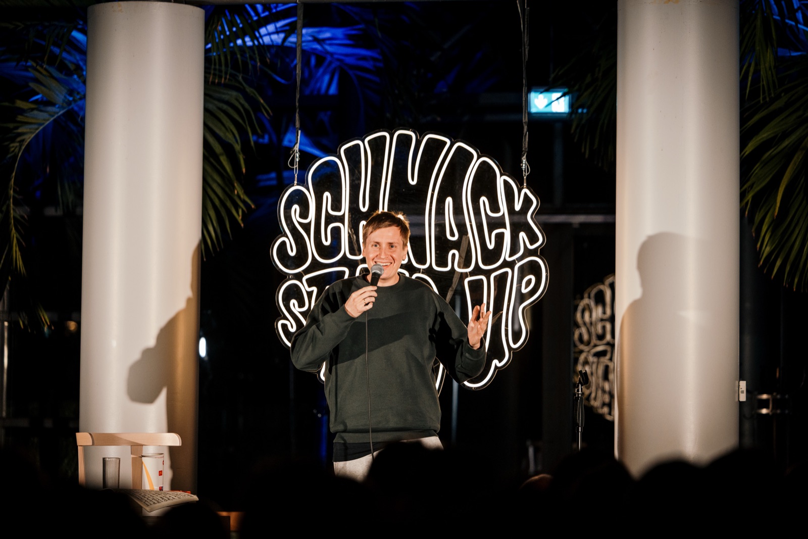 Comedian solo vor leuchtendem SCHNACK-Logo